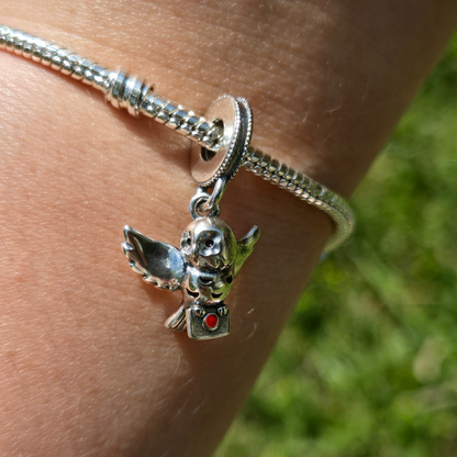 Portez avec vous un symbole de fidélité et de sagesse avec ce magnifique pendentif représentant Hedwige, le hibou emblématique de Harry Potter. Fabriqué en argent sterling 925, ce pendentif de haute qualité capture les détails gracieux et majestueux d'Hedwige, avec des ailes déployées et des yeux perçants. Parfait pour les fans de la saga, ce pendentif ajoute une touche de magie et de nostalgie à votre collier ou bracelet, rendant hommage à l'amie loyale de Harry.