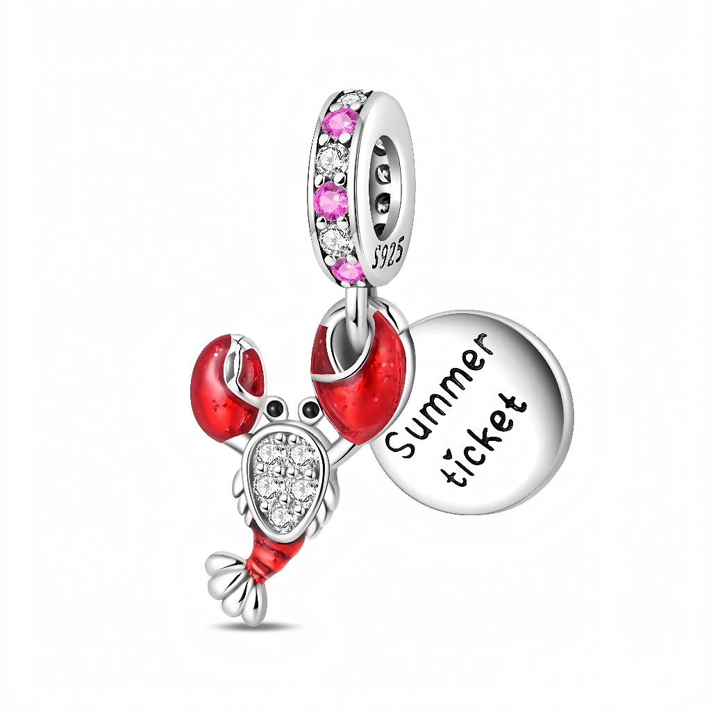 Ce charm pendentif en argent évoque l’ambiance bord de mer avec un petit homard rouge brillant, dont le corps est pavé de cristaux clairs pour un effet scintillant. À côté de lui, un disque argenté gravé “Summer ticket” rappelle les vacances, tandis que la bélière sertie d’alternance de pierres roses et transparentes apporte une touche lumineuse et festive.