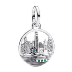 Charm pendentif élégant représentant la skyline de Hong Kong, avec ses gratte-ciel emblématiques et ses lignes modernes. Son design urbain et raffiné évoque le voyage, l’architecture et l’énergie unique de la ville, pour un bijou à la fois contemporain et symbolique.

Caractéristiques :

- Matière : Argent 925.
- Design : Skyline de Hong Kong avec immeubles et détails urbains.
- Style : Voyage, moderne et architectural.
- Symbolique : Hong Kong, ville, découverte et dynamisme.
- Compatibilité : Charm penden