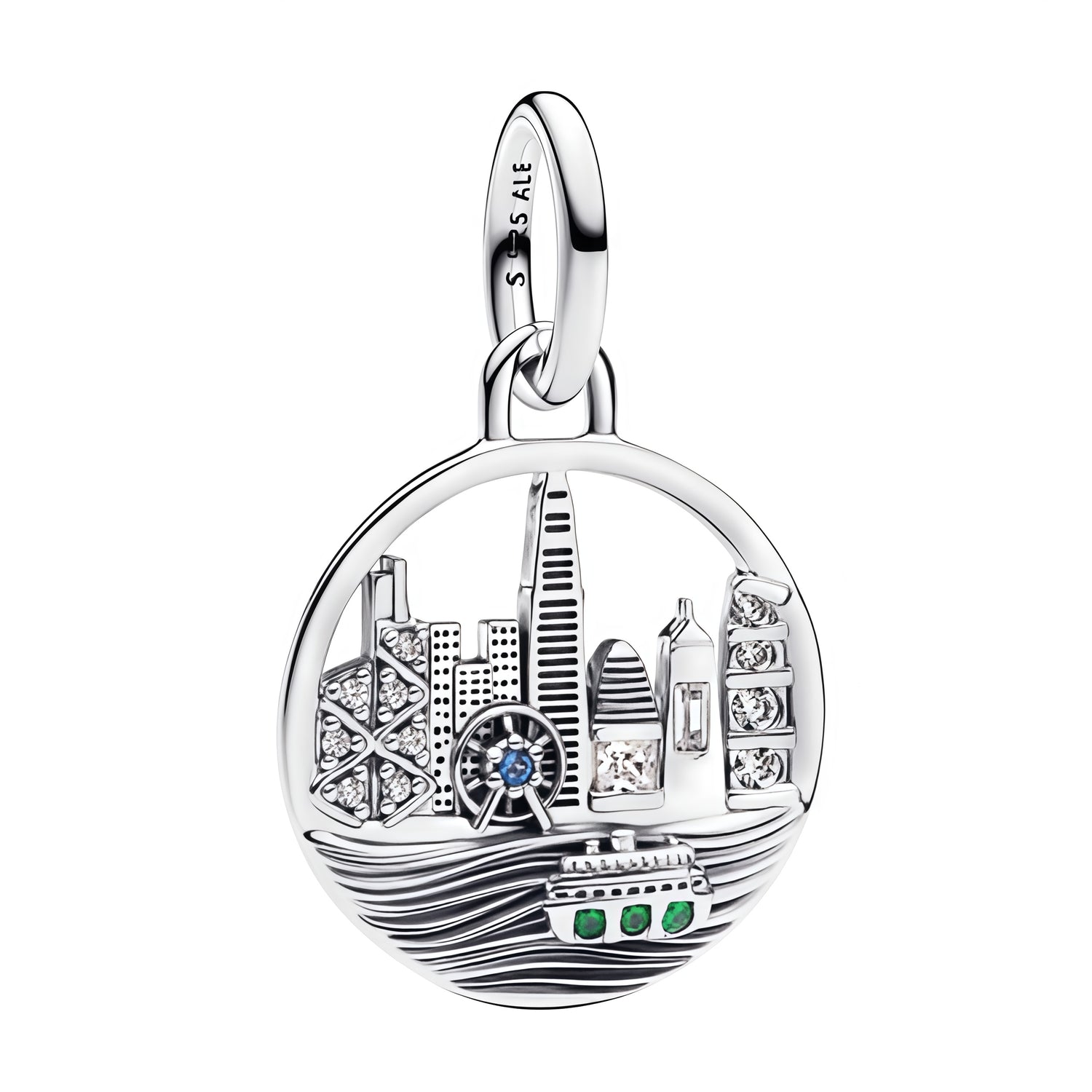 Charm pendentif élégant représentant la skyline de Hong Kong, avec ses gratte-ciel emblématiques et ses lignes modernes. Son design urbain et raffiné évoque le voyage, l’architecture et l’énergie unique de la ville, pour un bijou à la fois contemporain et symbolique.

Caractéristiques :

- Matière : Argent 925.
- Design : Skyline de Hong Kong avec immeubles et détails urbains.
- Style : Voyage, moderne et architectural.
- Symbolique : Hong Kong, ville, découverte et dynamisme.
- Compatibilité : Charm penden
