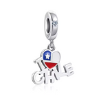 Exprimez votre amour pour le Chili avec ce charm unique "I Love Chile". Fabriqué en argent 925, ce bijou met en avant les symboles culturels et l’esprit chaleureux de ce pays fascinant. Parfait pour les voyageurs, les amoureux de paysages époustouflants et ceux qui chérissent des souvenirs inoubliables du Chili, ce charm est un hommage à sa beauté et à son caractère unique.