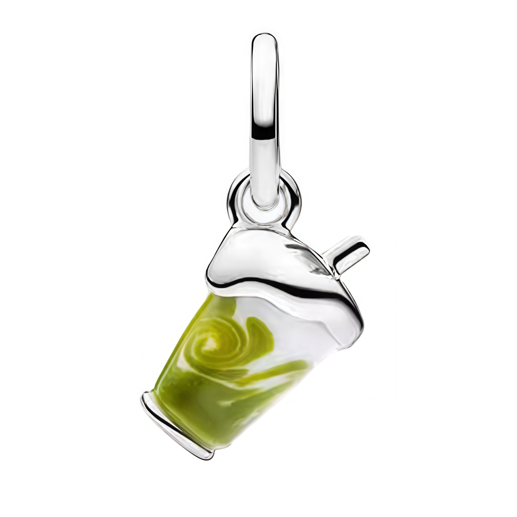 Apporte une touche tendance et gourmande à ton bracelet avec ce charm pendentif Iced Matcha Latte. Inspiré de l’univers café et des boissons glacées, ce bijou met en valeur un petit verre de matcha latte avec des détails soignés, une teinte verte délicate et un style moderne plein de fraîcheur. Un charm original et plein de douceur, parfait pour les amateurs de matcha et les bijoux inspirés du quotidien.

Caractéristiques :

- Matière : Argent 925.
- Design : Iced Matcha Latte en version pendentif avec fini