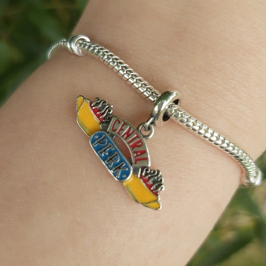 Revivez les moments cultes de la série Friends avec ce charm en argent 925 représentant l’emblématique insigne du Central Perk, le café où les six amis se retrouvent. Ce bijou unique capture l’essence de la série et de l’amitié, apportant une touche de nostalgie et de convivialité à votre collection.