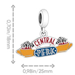 Revivez les moments cultes de la série Friends avec ce charm en argent 925 représentant l’emblématique insigne du Central Perk, le café où les six amis se retrouvent. Ce bijou unique capture l’essence de la série et de l’amitié, apportant une touche de nostalgie et de convivialité à votre collection.