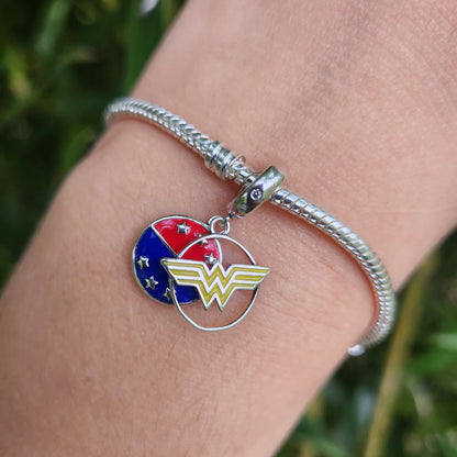 Incarnez la force, le courage et la grâce avec ce Charm Pendentif représentant l'Insigne de Wonder Woman, l'une des héroïnes les plus emblématiques de DC Comics. Fabriqué en argent sterling S925, ce pendentif arbore le symbole distinctif "WW" de Wonder Woman, capturant toute la puissance et l'aura mythique de l'amazone. Son design épuré et élégant en fait un accessoire idéal pour ceux qui cherchent à ajouter une touche de féminité et de puissance à leur collection.