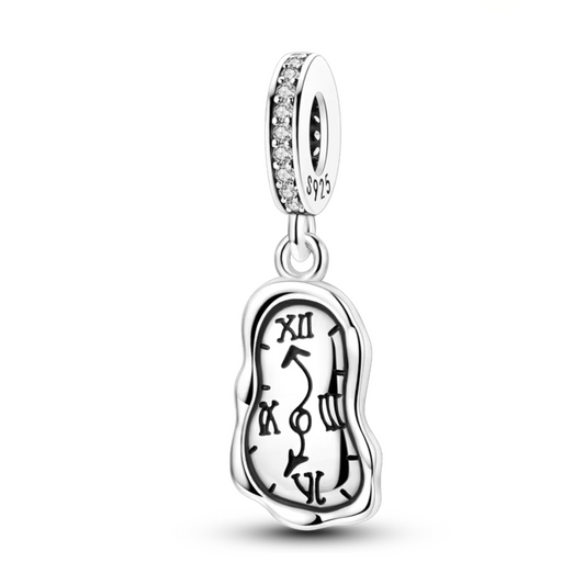 Ajoutez une touche surréaliste et artistique à votre collection avec ce charm inspiré des célèbres montres molles de Salvador Dalí, issues de son œuvre La Persistance de la Mémoire. Ce charm en argent 925 symbolise la fluidité du temps et la créativité sans limites de l’art surréaliste. Parfait pour les amateurs d’art et les esprits audacieux, ce bijou est une véritable déclaration de style et d’imagination.