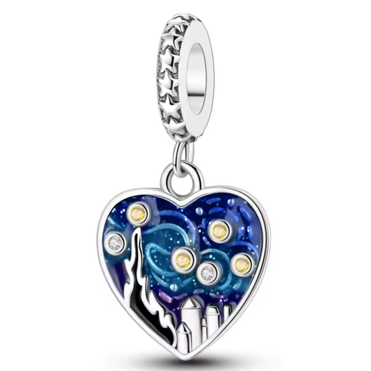 Capturez la magie de l'art avec ce charm inspiré du célèbre tableau La Nuit Étoilée de Vincent van Gogh. Ce charm en argent 925 célèbre la beauté et la profondeur de cette œuvre emblématique, représentant des tourbillons étoilés et un paysage onirique. Parfait pour les amateurs d'art et les rêveurs, ce bijou unique ajoute une touche d’élégance artistique à votre collection.