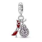 Apporte une touche manga et audacieuse à ton bracelet avec ce charm inspiré de l’univers de Doflamingo. Son design original mêle le fruit du démon Ito Ito no Mi et les lunettes iconiques du personnage, pour un bijou plein de caractère, immédiatement reconnaissable par les fans de One Piece. Un charm fun et collector, parfait pour celles et ceux qui aiment les pièces inspirées d’anime.

Caractéristiques :

-&nbsp;Matière : Argent 925.
-&nbsp;Design : Charm Ito Ito no Mi avec lunettes Doflamingo et détails so