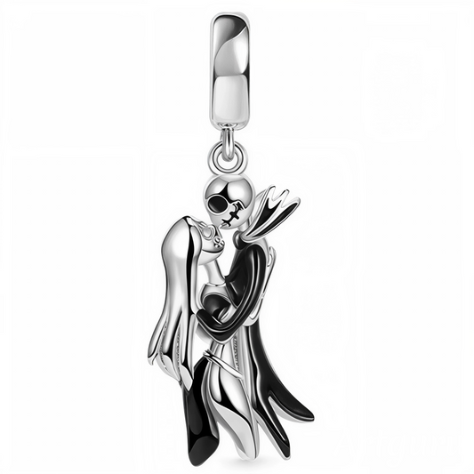 Ajoutez une touche d'amour et de mystère à votre collection avec ce charm représentant Jack Skellington et Sally, les personnages emblématiques de L'Étrange Noël de Monsieur Jack. Conçu en argent sterling S925, ce charm capture l'essence romantique et étrange du couple iconique de la ville d'Halloween.