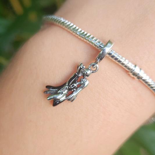 Ajoutez une touche d'amour et de mystère à votre collection avec ce charm représentant Jack Skellington et Sally, les personnages emblématiques de L'Étrange Noël de Monsieur Jack. Conçu en argent sterling S925, ce charm capture l'essence romantique et étrange du couple iconique de la ville d'Halloween.

Le design détaillé, montrant Jack et Sally ensemble, est parfait pour les fans du film et ceux qui aiment les histoires d'amour hors du commun.