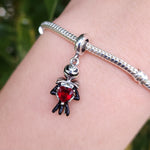 Ajoutez une touche romantique et macabre à votre collection avec ce charm représentant Jack Skellington tenant un cœur rouge, issu de L'Étrange Noël de Monsieur Jack. Conçu en argent sterling S925, ce charm capture l'essence à la fois effrayante et touchante de Jack, le Roi des Citrouilles, tenant un symbole vibrant d'amour et de passion.

Le design finement détaillé de Jack, avec son visage squelettique emblématique et le cœur rouge éclatant entre ses mains, est parfait pour les fans du film culte et ceux 