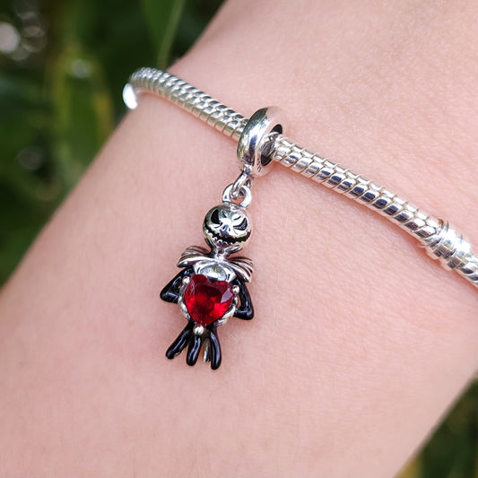 Ajoutez une touche romantique et macabre à votre collection avec ce charm représentant Jack Skellington tenant un cœur rouge, issu de L'Étrange Noël de Monsieur Jack. Conçu en argent sterling S925, ce charm capture l'essence à la fois effrayante et touchante de Jack, le Roi des Citrouilles, tenant un symbole vibrant d'amour et de passion.

Le design finement détaillé de Jack, avec son visage squelettique emblématique et le cœur rouge éclatant entre ses mains, est parfait pour les fans du film culte et ceux 