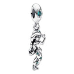 Apporte une touche élégante et envoûtante à ton bracelet avec ce charm pendentif Jasmine. Inspiré de l’univers Disney, ce bijou en argent 925 met en valeur la princesse Jasmine dans une pose raffinée, avec des détails soignés et une allure digne d’Agrabah. Un charm original et symbolique, parfait pour les fans d’Aladdin et des pièces pleines de caractère.

Caractéristiques :

- Matière : Argent 925.
- Design : Princesse Jasmine avec finitions soignées.
- Dimensions : Taille délicate et confortable à porter.