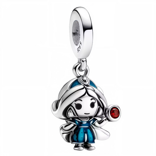 Apportez une touche d’élégance et de royauté à votre collection avec ce charm pendentif représentant Jasmine, finement travaillé en Argent 925 (S925). Ce charm met en valeur la beauté de Jasmine avec des détails bleu lumineux contrastant avec la finition argentée, reflétant son caractère noble et libre.