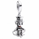 Ajoutez une touche de sagesse et de charme à votre collection avec ce charm pendentif représentant Jiminy Cricket, confortablement installé dans une tasse de café en Argent 925 (S925). Ce bijou allie finesse et originalité, mettant en scène le célèbre conseiller de Pinocchio dans un cadre doux et chaleureux. Parfait pour les amateurs de Disney et les passionnés de moments cocooning.