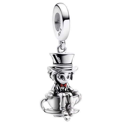 Ajoutez une touche de sagesse et de charme à votre collection avec ce charm pendentif représentant Jiminy Cricket, confortablement installé dans une tasse de café en Argent 925 (S925). Ce bijou allie finesse et originalité, mettant en scène le célèbre conseiller de Pinocchio dans un cadre doux et chaleureux. Parfait pour les amateurs de Disney et les passionnés de moments cocooning.