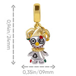 Ce charm revisite la figure du joker de scène avec un style pop : bonnet d’arlequin doré agrémenté d’embouts rouge et vert, collerette texturée et tenue bicolore. Le visage expressif joue sur les codes du cirque et du carnaval avec un œil bouton et un œil spirale, pour une allure malicieuse. Une pièce lumineuse qui attire l’œil, parfaite pour un thème fête, casino, théâtre ou collection décalée.