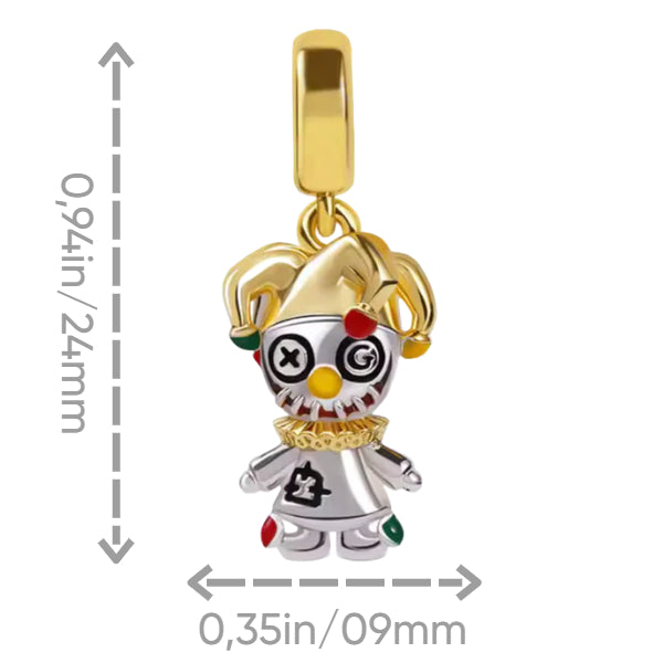 Ce charm revisite la figure du joker de scène avec un style pop : bonnet d’arlequin doré agrémenté d’embouts rouge et vert, collerette texturée et tenue bicolore. Le visage expressif joue sur les codes du cirque et du carnaval avec un œil bouton et un œil spirale, pour une allure malicieuse. Une pièce lumineuse qui attire l’œil, parfaite pour un thème fête, casino, théâtre ou collection décalée.