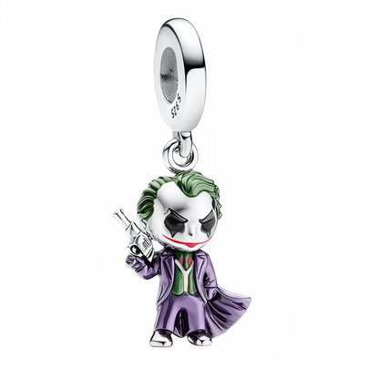 Incarnez le chaos avec ce charm pendentif en argent 925 représentant le Joker tenant son arme emblématique. Avec son sourire machiavélique et son allure provocatrice, ce bijou est une pièce incontournable pour les fans de comics et de l’univers DC.