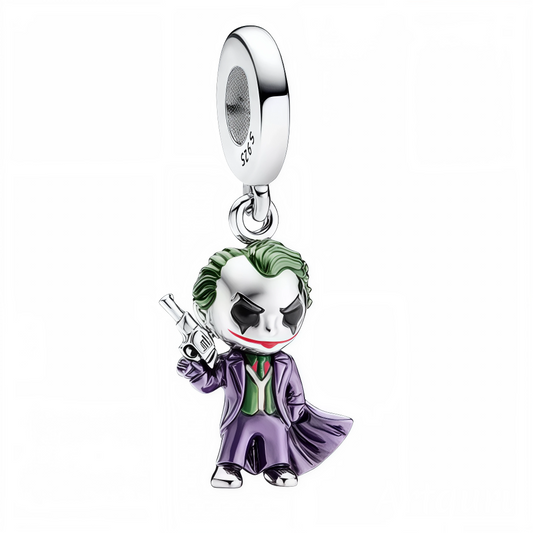 Incarnez le chaos avec ce charm pendentif en argent 925 représentant le Joker tenant son arme emblématique. Avec son sourire machiavélique et son allure provocatrice, ce bijou est une pièce incontournable pour les fans de comics et de l’univers DC.