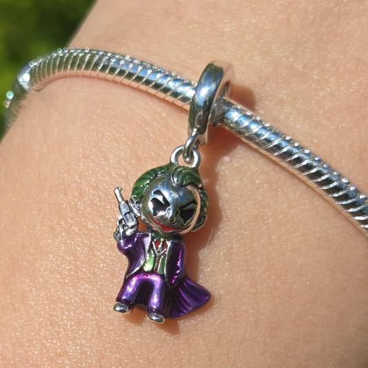 Incarnez le chaos avec ce charm pendentif en argent 925 représentant le Joker tenant son arme emblématique. Avec son sourire machiavélique et son allure provocatrice, ce bijou est une pièce incontournable pour les fans de comics et de l’univers DC.

Caractéristiques :

-Matière : Argent 925
-Design : Joker avec son arme, détails gravés pour capturer son expression
-Compatibilité : Parfait pour bracelets à charms type Pandora et colliers
-Style : Audacieux, mystérieux et idéal pour les collectionneurs de bij