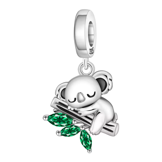 Craquez pour la tendresse de ce charm pendentif en argent 925 illustrant un adorable koala endormi sur une branche. Avec ses détails délicats et son design apaisant, cette pièce apportera une note de nature et de sérénité à votre collection. Idéal pour les amoureux des animaux et des créations pleines de douceur.