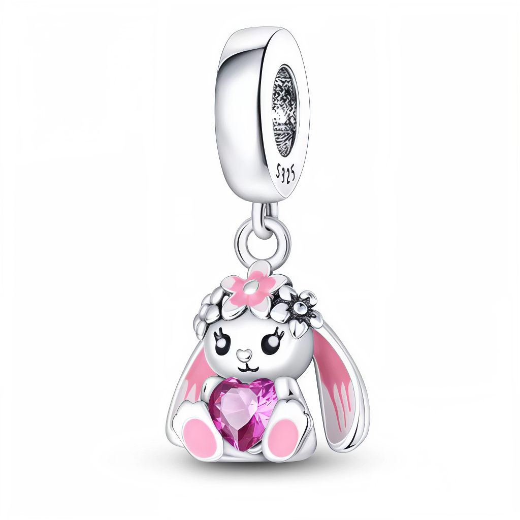 Ce charm mignon tendre représente un lapin blanc aux grands yeux expressifs, couronne fleurie rose délicate, tenant un cœur rose cristallin scintillant contre sa poitrine, oreilles et pattes roses douces. Les détails doux et couleurs pastel diffusent tendresse joyeuse du pendentif (S925). Symbole d'affection pure et malice charmante, il câline les bracelets d'une douceur irrésistible.

Caractéristiques

Matière : Argent 925 avec émail rose et cristal cœur.
Design : Lapin yeux couronne fleurs, cœur tenu orei