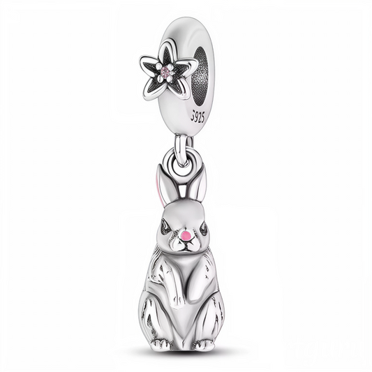 Apportez une touche de tendresse à votre collection avec ce charm pendentif en argent 925 représentant un adorable lapin debout. Avec son design raffiné et ses détails soignés, ce bijou incarne la douceur et la grâce, parfait pour les amoureux des animaux.
