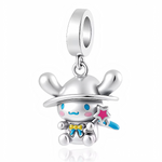 Ce charm enchanté représente un lapin rond aux grandes oreilles argentées, coiffé d’un chapeau incliné, tenant une baguette bleue avec étoile rose scintillante et nœud jaune. Les yeux bleus expressifs et le sourire timide ajoutent une touche magique et attendrissante au design. Symbole de sortilèges joyeux et de créativité féerique, il ensorcelle tout bracelet d’une étincelle ludique.

Caractéristiques :

Matière : Argent 925 (S925) avec émail bleu, rose et jaune.
Design : Lapin chapeau incliné baguette ble
