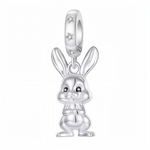 Ce charm attendrissant gracieux montre un lapin blanc aux grands yeux doux suppliants, oreilles dressées ornées étoiles cristallines, posture pattes jointes humble. Les lignes polies et scintillements subtils rayonnent pureté joyeuse du pendentif (S925). Symbole de vœux sincères et malice innocente, il enchante les bracelets d'une tendresse apaisante.

Caractéristiques

Matière : Argent 925 avec cristaux étoiles blancs.
Design : Lapin yeux oreilles étoiles, pattes jointes suspension ronde.
Style : Charm lap