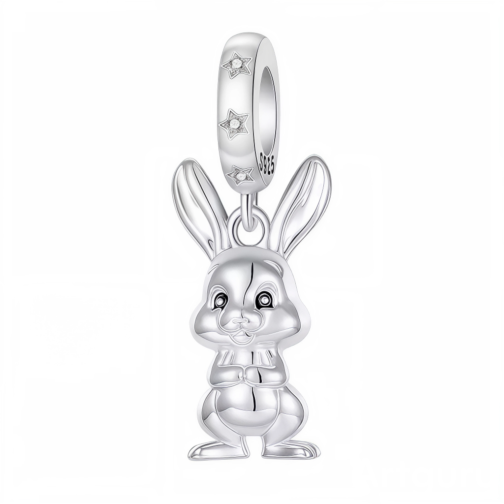 Ce charm attendrissant gracieux montre un lapin blanc aux grands yeux doux suppliants, oreilles dressées ornées étoiles cristallines, posture pattes jointes humble. Les lignes polies et scintillements subtils rayonnent pureté joyeuse du pendentif (S925). Symbole de vœux sincères et malice innocente, il enchante les bracelets d'une tendresse apaisante.

Caractéristiques

Matière : Argent 925 avec cristaux étoiles blancs.
Design : Lapin yeux oreilles étoiles, pattes jointes suspension ronde.
Style : Charm lap
