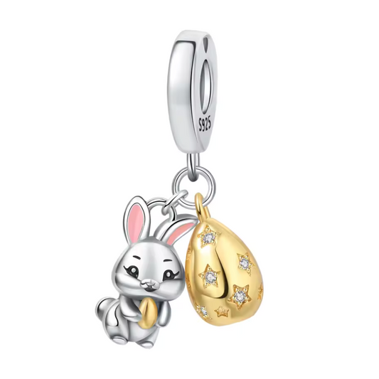 Célébrez la joie et la douceur avec ce charm pendentif en argent 925 représentant un adorable lapin avec un œuf doré. Un design plein de tendresse et de détails raffinés qui apportera une touche festive et élégante à votre collection. Parfait pour le printemps, Pâques ou simplement pour les amoureux des lapins.