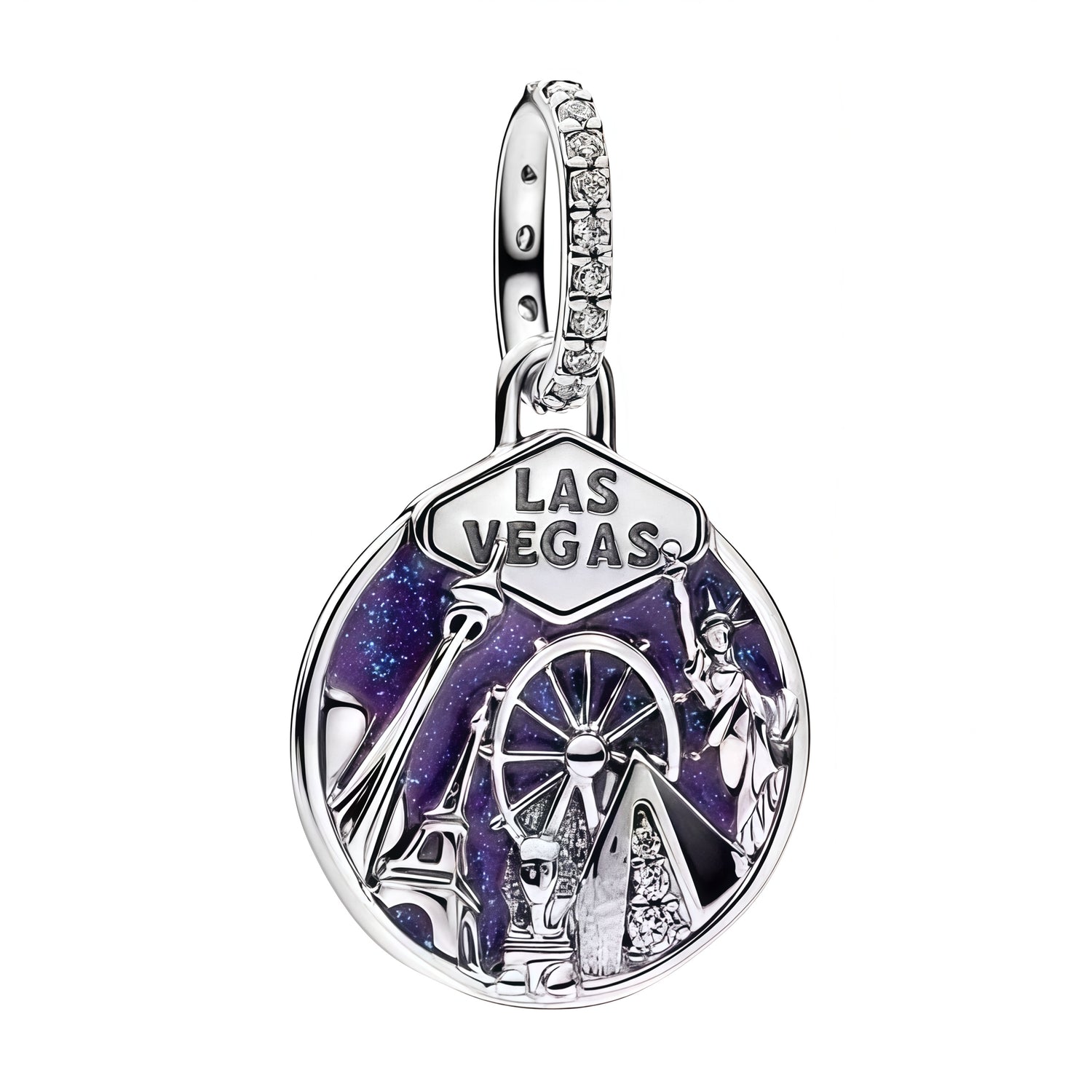 Apporte une touche glamour et urbaine à ton bracelet avec ce charm Las Vegas rond. Son design détaillé, mêlant le célèbre panneau “Las Vegas”, une roue, des monuments et des touches de violet scintillant, évoque l’ambiance lumineuse, festive et iconique de la ville du divertissement. Un bijou original et sophistiqué, parfait pour les amateurs de voyages et de destinations mythiques.

Caractéristiques :

-&nbsp;Matière : Argent 925.
-&nbsp;Design : Charm rond Las Vegas avec détails décoratifs et finition bri