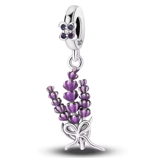 Apportez un parfum de tranquillité à votre collection avec ce charm lavande.
Symbole de calme et de relaxation, ce charm délicatement sculpté représente la lavande, une fleur appréciée pour sa beauté et ses propriétés apaisantes. Un bijou parfait pour ceux qui cherchent à apporter une touche de sérénité à leur quotidien, ou pour offrir un cadeau inspiré par la nature et la douceur.