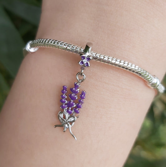 Apportez un parfum de tranquillité à votre collection avec ce charm lavande.
Symbole de calme et de relaxation, ce charm délicatement sculpté représente la lavande, une fleur appréciée pour sa beauté et ses propriétés apaisantes. Un bijou parfait pour ceux qui cherchent à apporter une touche de sérénité à leur quotidien, ou pour offrir un cadeau inspiré par la nature et la douceur.