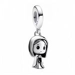 Plongez dans l’univers féerique du conte avec ce charm pendentif en argent 925 représentant Le Petit Chaperon Rouge, entièrement réalisé en finition argentée. Ce bijou délicat capture la silhouette emblématique de la jeune héroïne avec sa cape caractéristique, évoquant douceur, innocence et mystère. Parfait pour les amateurs de contes classiques et de bijoux élégants.
