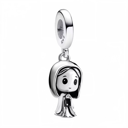 Plongez dans l’univers féerique du conte avec ce charm pendentif en argent 925 représentant Le Petit Chaperon Rouge, entièrement réalisé en finition argentée. Ce bijou délicat capture la silhouette emblématique de la jeune héroïne avec sa cape caractéristique, évoquant douceur, innocence et mystère. Parfait pour les amateurs de contes classiques et de bijoux élégants.