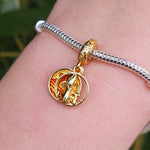 Rendez hommage à la majesté de la savane avec ce charm médaillon inspiré du Roi Lion. Détails raffinés et design élégant, ce charm capture l'esprit de la sagesse et de la royauté de ce film iconique. Parfait pour les fans de Disney et de l'aventure épique de Simba.