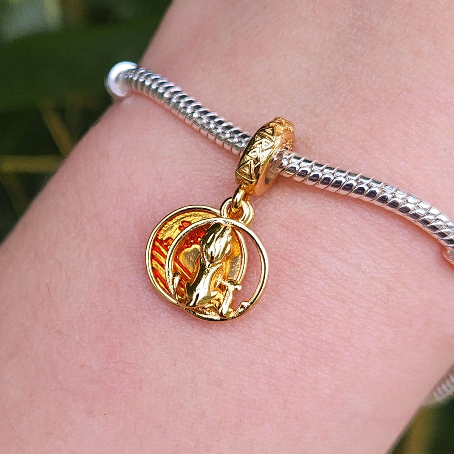 Rendez hommage à la majesté de la savane avec ce charm médaillon inspiré du Roi Lion. Détails raffinés et design élégant, ce charm capture l'esprit de la sagesse et de la royauté de ce film iconique. Parfait pour les fans de Disney et de l'aventure épique de Simba.