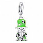 Ce charm pendentif en argent 925 représente un mignon leprechaun aux traits cartoon, vêtu de vert avec un grand chapeau émeraude pailleté orné d'un cœur rose et d'un strass, tenant un bouquet de trèfles à quatre feuilles pour invoquer la chance. Suspendu à une bélière lisse, il diffuse une ambiance joyeuse et magique idéale pour les fêtes.

Caractéristiques :

Matière : Argent 925 (S925)
Design : Leprechaun kawaii en vert émaillé, chapeau avec cœur et cristal, tenant plusieurs shamrocks, sur anneau simple.
