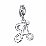 Ajoutez une touche élégante et personnelle à votre bracelet avec ce charm pendentif en argent 925 représentant la lettre "A". Son design raffiné est orné d’un strass blanc scintillant qui capte délicatement la lumière, offrant un bijou simple, charmant et plein de signification. Parfait à porter au quotidien ou à offrir en cadeau pour un style sophistiqué et unique.