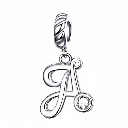 Ajoutez une touche élégante et personnelle à votre bracelet avec ce charm pendentif en argent 925 représentant la lettre "A". Son design raffiné est orné d’un strass blanc scintillant qui capte délicatement la lumière, offrant un bijou simple, charmant et plein de signification. Parfait à porter au quotidien ou à offrir en cadeau pour un style sophistiqué et unique.