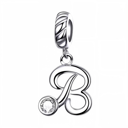 Apportez une touche raffinée à votre bracelet avec ce charm pendentif en argent 925 représentant la lettre "B". Son design élégant est orné d’un strass blanc scintillant qui reflète délicatement la lumière, créant un bijou à la fois simple et plein de charme. Parfait à porter au quotidien ou à offrir en cadeau pour un style sophistiqué et significatif.