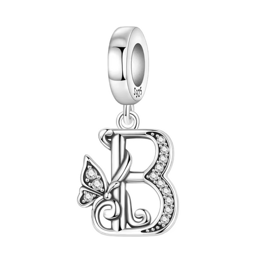 Exprimez votre élégance et votre personnalité avec ce charm pendentif en argent 925 représentant la lettre "B" stylisée dans un design raffiné. La lettre est ornée de strass scintillants qui ajoutent une touche de brillance délicate, accompagnée d’un petit papillon argenté symbolisant légèreté et liberté. Un bijou chic et sophistiqué, parfait pour personnaliser votre bracelet ou offrir un cadeau significatif.