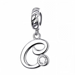 Ajoutez une touche élégante à votre bracelet avec ce charm pendentif en argent 925 représentant la lettre "C". Son design raffiné est sublimé par un strass blanc scintillant qui capte délicatement la lumière, offrant un bijou simple, charmant et significatif. Idéal à porter au quotidien ou à offrir en cadeau pour un style sophistiqué et personnalisé.