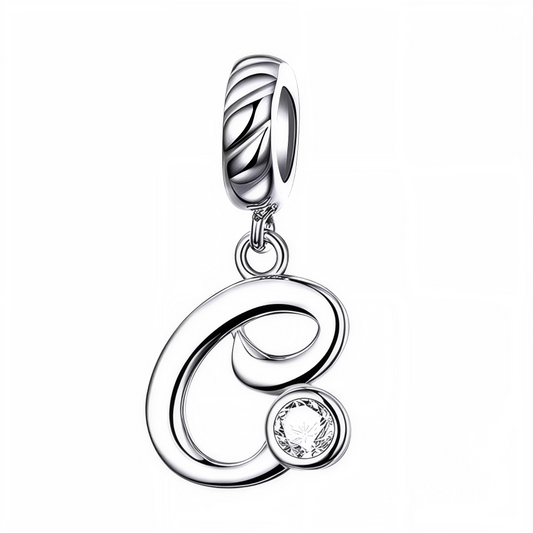 Ajoutez une touche élégante à votre bracelet avec ce charm pendentif en argent 925 représentant la lettre "C". Son design raffiné est sublimé par un strass blanc scintillant qui capte délicatement la lumière, offrant un bijou simple, charmant et significatif. Idéal à porter au quotidien ou à offrir en cadeau pour un style sophistiqué et personnalisé.