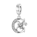 Exprimez votre élégance et votre personnalité avec ce charm pendentif en argent 925 représentant la lettre "C" stylisée dans un design raffiné. La lettre est ornée de strass scintillants qui ajoutent une touche de brillance délicate, accompagnée d’un petit papillon argenté symbolisant légèreté et liberté. Un bijou chic et sophistiqué, parfait pour personnaliser votre bracelet ou offrir un cadeau significatif.