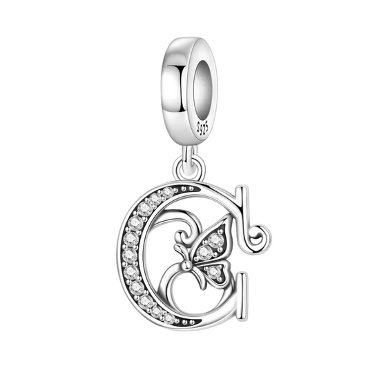 Exprimez votre élégance et votre personnalité avec ce charm pendentif en argent 925 représentant la lettre "C" stylisée dans un design raffiné. La lettre est ornée de strass scintillants qui ajoutent une touche de brillance délicate, accompagnée d’un petit papillon argenté symbolisant légèreté et liberté. Un bijou chic et sophistiqué, parfait pour personnaliser votre bracelet ou offrir un cadeau significatif.