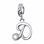 Ajoutez une touche raffinée à votre bracelet avec ce charm pendentif en argent 925 représentant la lettre "D". Son design élégant est orné d’un strass blanc scintillant qui reflète délicatement la lumière, offrant un bijou simple, charmant et plein de signification. Idéal à porter au quotidien ou à offrir en cadeau pour un style sophistiqué et personnalisé.