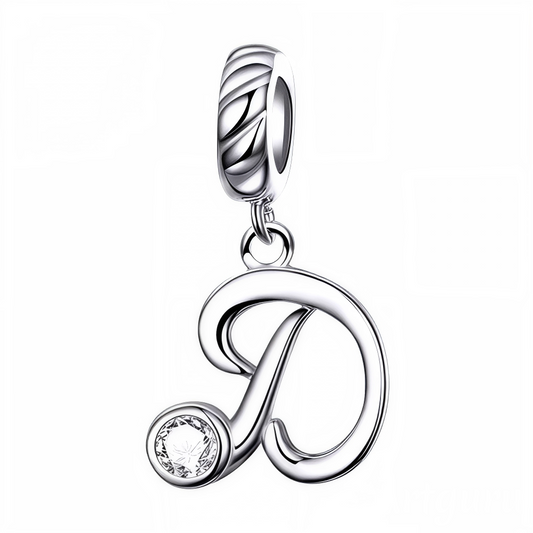 Ajoutez une touche raffinée à votre bracelet avec ce charm pendentif en argent 925 représentant la lettre "D". Son design élégant est orné d’un strass blanc scintillant qui reflète délicatement la lumière, offrant un bijou simple, charmant et plein de signification. Idéal à porter au quotidien ou à offrir en cadeau pour un style sophistiqué et personnalisé.